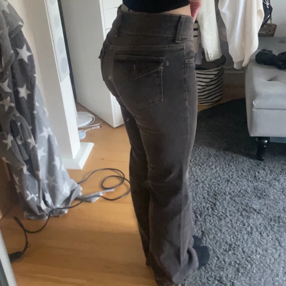 Gråa Low waisted jeans i storlek 36. Super snygga, helt nya (Prislapp kvar). Säljer då jag beställt två olika storlekar. Skutsplda upp till storlek 42. Köparen står för frakten. Kontakta mig vid frågor och vid fler bilder. Kram🫶🏼 . Jeans & Byxor.