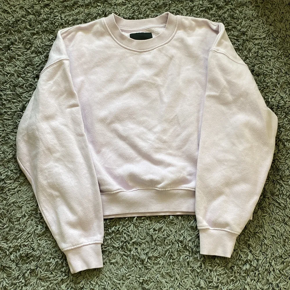 En lila sweatshirt från lager 157 (köpt för 150) ser ljusare ut på bilden. Tröjor & Koftor.