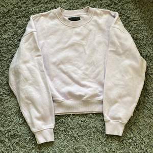 En lila sweatshirt från lager 157 (köpt för 150) ser ljusare ut på bilden