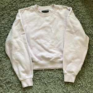 Sweatshirt  - En lila sweatshirt från lager 157 (köpt för 150) ser ljusare ut på bilden