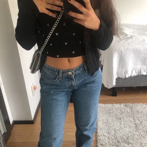 ARROW JEANS WEEKDAY  - Säljer mina arrow jeans från weekday! Ser oanvända ut och har inte haft de så länge samt endast tvättat fåtal gånger så tvätten ser ny ut den med. Strl 26/30💕dm för intresse och pris snack! Möts i sthlm och fraktar även 