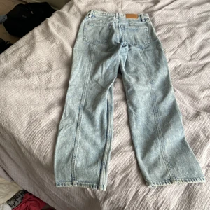 Jeans  - Ett par skit snygga jeans från monki. Använda fåtal gånger❤️ köparen står för frakt! Tveka inte att höra av dig :)
