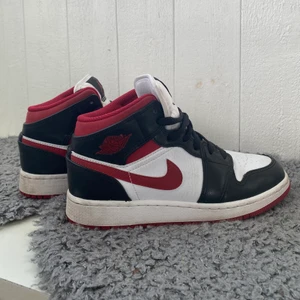 Jordans 1 mid - Säljer mina jordans 1 mid i storlek 36 då jag knappt använt dom sen jag köpte dom nya här på Plick i oktober -21, kanske ca 5 gånger. Dom är i nyskick. Köpte dom för 1400 men tänker mig 1000kr. Skriv vid funderingar och intresse💛💛 köpare står för frakt