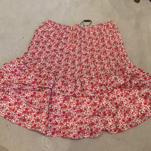 Röd blommig kjol från Loavies aldrig använd då jag råkade köpa två av samma. Är storlek 38/M.