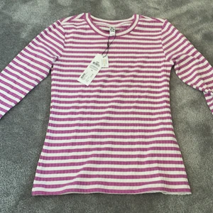 Randig långarmad tröja  - Den är i nyskick då jag aldrig har använt den och har inte ens tagit bort lappen! Köpte den för 230kr och säljer för 110kr