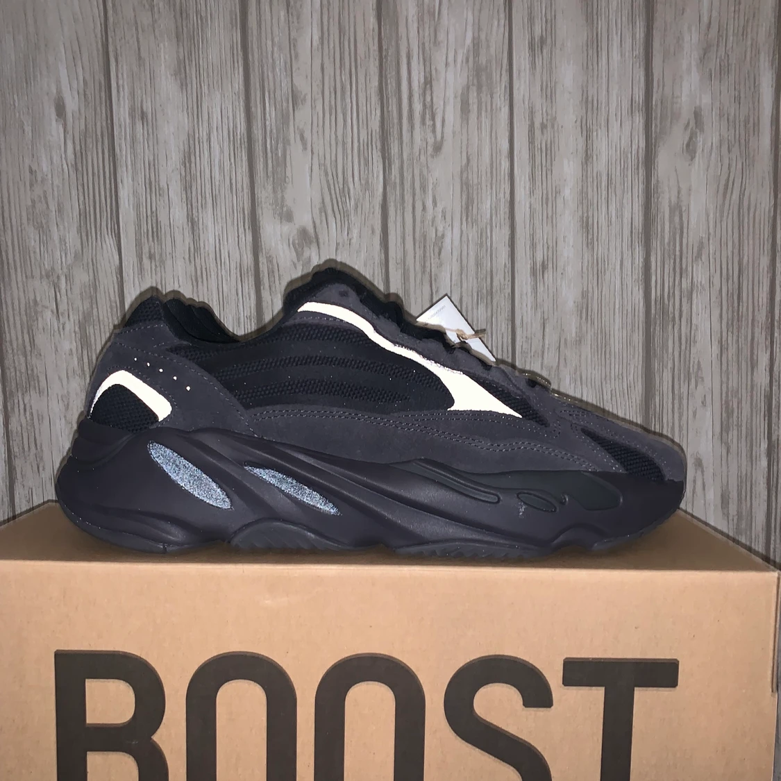 Yeezy 700 v2 Vanta - 90