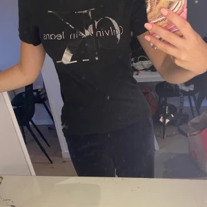 T-shirt - T-shirt från Calvin Klein, trycket har börjat försvinna lite, storlek S 29kr + frakt!