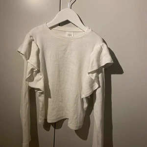 Volang tröja - En jättefin volang tröja ifrån zara som jag säljer pga att den har krympt k tvätten den va i stolen 152 innan och nu är den runt 146💗