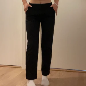 Kostymbyxor  - Kostymbyxor från h&m, passar på mig som är 155cm, endast använda en gång, köparen står för frakten på 66kr 