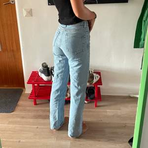 Underbara Weekday jeans i modellen SKEW. Fin ljus blå färg. Storlek W 24 L 32, vilket är ungefär XS, XXS beroende på hur man vill att de ska sitta. Jag är 169!