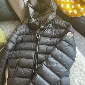 Colmar jacka  - Jätte sparsamt använd vinter/höst jacka. Finns inga skador på den är i storlek xs men passar absolut S också köpte på jonhells för 4990kr förra året. 