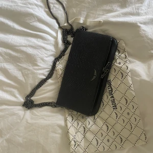 Zadig et voltaire Rock savage clutch - Köpt för 2 år sedan för 4000kr. Väl använd men fortfarande i mycket bra skick. Säljer för 2100 inkl frakt💜