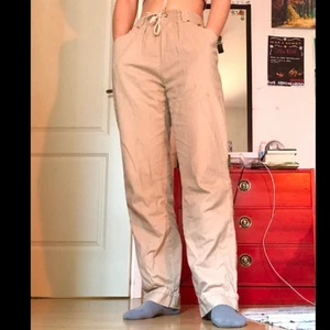 Beiga byxor - Beiga cargo-liknande byxor från City Look i strl 36. Har snören i midjan och jag har sytt upp de några cm längst ner på benen. Köpta på secondhand och har några små mörka fläckar här och där men i övrigt i bra skick.