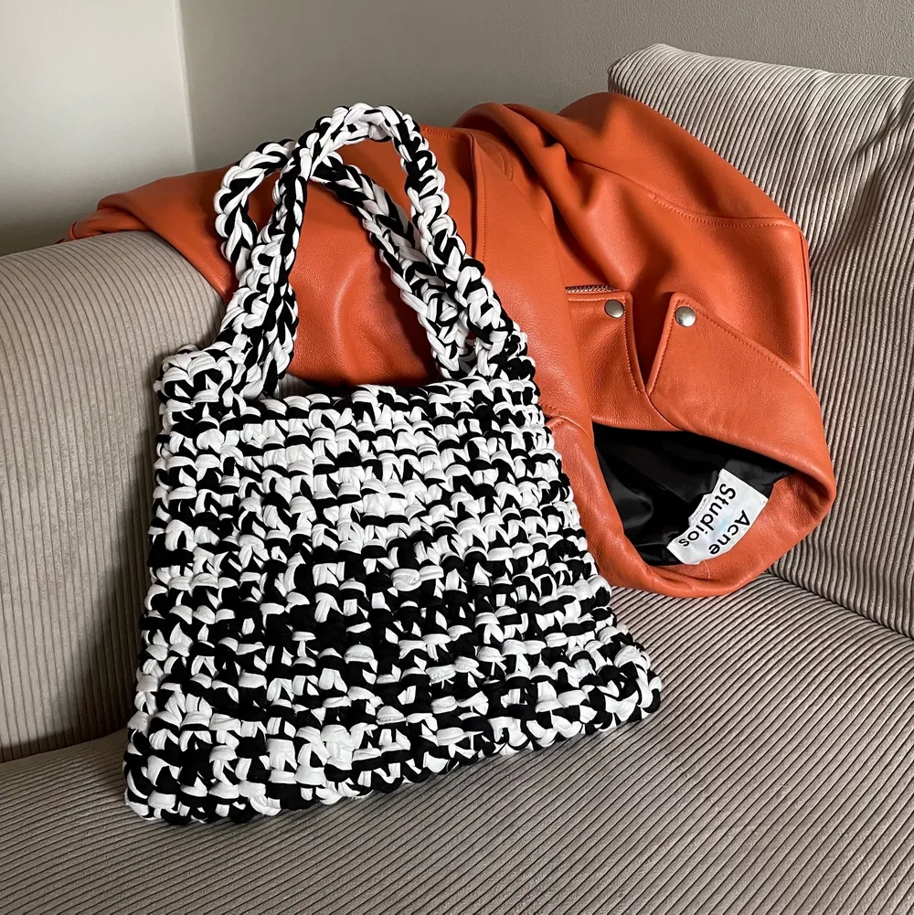 handgjord virkad väska av återvunna textilrester🌻 säljer fler på instagram @vaxjo.happybags  . Väskor.