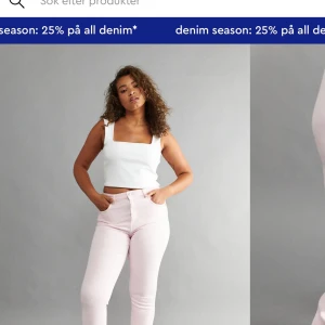 Rosa jeans storlek 38 - Helt nya jeans från Gina, aldrig använda! Dem har en slit ner till. 