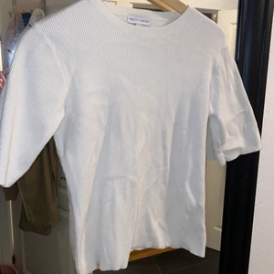 Vit topp  - Från Pretty lavish inte helt klarvit utan lite åt det gräddvita hållet 