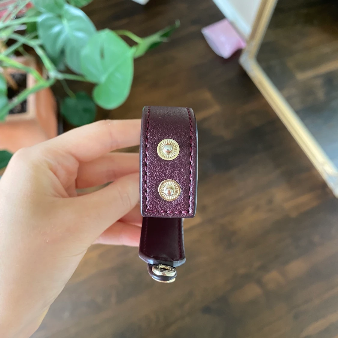 Vinrött armband med nitar från Edblad!💞 - 91