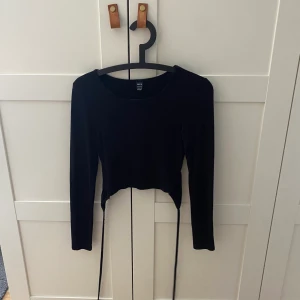 Trollhättan  - Säljer denna topp i storlek XS som går att knyta i ryggen. 50kr + frakt! 