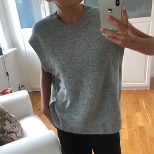 Grå Stickad väst - En grå stickad väst från arket storlek s, herr. Använd 2 ggr, så superfint skick🤎frakt: 57 spårbart(använd ej köp nu)