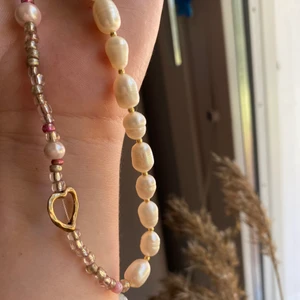 Smycken - Ett halsband som jag gjort själv, pärlorna är äkta och ganska tunga🤗 Super fint halsband och passar till typ allt!