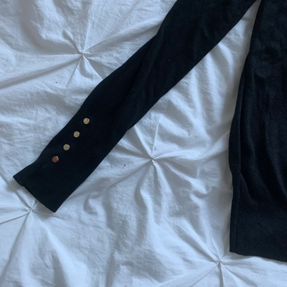 Säljer denna svarta tröja från zara då jag inte känner att den passar mig längre!! Den är i väldigt gott skick💗🌸🌸Skriv för mer info o bilder☺️. Tröjor & Koftor.