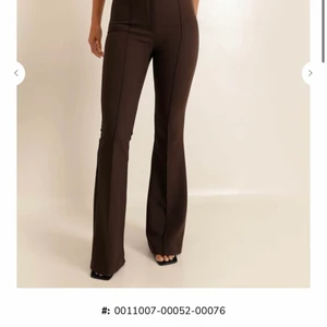 Kostymbyxor från chiquelle  - Säljer dessa super fina byxor från chiquelle då de skickade fel storlek. Helt oanvända i storlek 36, små i storleken och väldigt bekväma. Säljer för 310kr +49kr frakt 