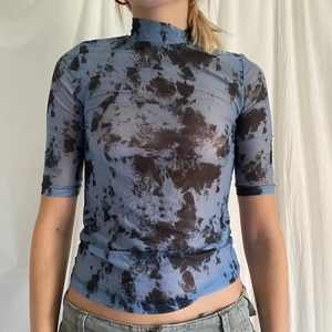 Topp mesh  - ❗️kontakta innan köp❗️ säljer denna topp i mesh och knäppe i nacken, lite genomskinlig men funkar jättebra med linne/bh under! Möts helst, skriv privat för detaljer!💕 