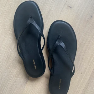 & other stories platform flip flop - Ett par väldigt fina läder flip flops ifrån & Other stories (slutsålda på hemsidan), plattform sula - 3.5 cm, använda utomhus en gång. Originalpris 890 kr.