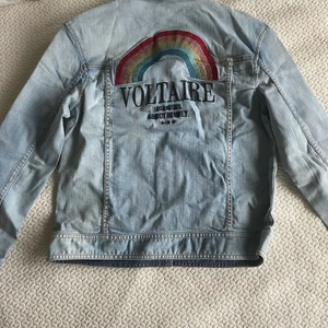 Zadig jacka - PRISET KAN FÖRHANDLAS❤️ Säljer nu mina fina Zadig jeansjacka! Aldrig använt och prislappen finns kvar. Nypris: 1299kr💗 köparen står för frakt 📦