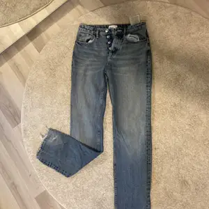 Ett par lågmidjade jeans i storlek 34-36 i blå grå färg! Super bra skick har aldrig använt dom på grund av att dom är för stora för mig!🙌skriv till mig vid intresse🫶