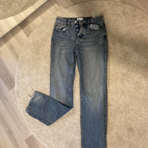 Lågmidjade jeans 👖  - Ett par lågmidjade jeans i storlek 34-36 i blå grå färg! Super bra skick har aldrig använt dom på grund av att dom är för stora för mig!🙌skriv till mig vid intresse🫶