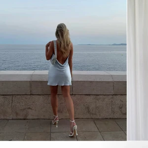 Ljusblå satinklänning från charcoal  - Supersnygg klänning med vacker rygg, inköpspris 623 kr