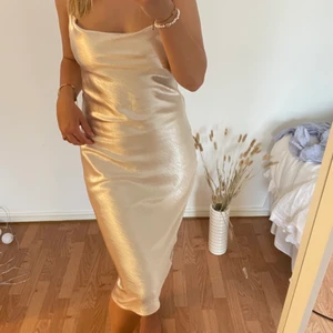Klänning - Jättefin klänning från Gina tricot som tyvärr inte kommit till användning. Storlek 38, nyskick, ljus champagne färg, öppen och fin rygg. Hör av dig vid intresse, köpt är köpt, pris samt frakten kan diskuteras. Hör av dig om du har några frågor😊