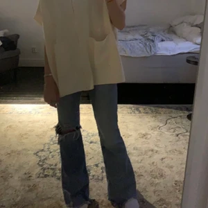 zara cape - säljer denna fina tröjan som är köpt på zaras barnavdelning. stl 164 men passar mig som vanligtvis har stolek xs-s🫶🏼knappt använd