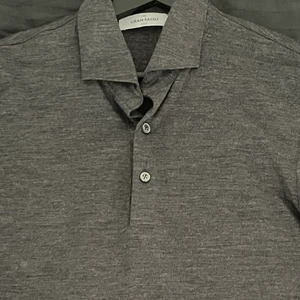 Gran sasso  - Långärmad caschmire pike från Gran Sasso, st 48. Uppvikbara ärmar, passar bra som ett komplement till skjorta. Går både att stressa upp och ner. 