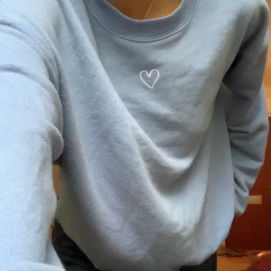 Blå Sweatshirt  - Blå sweatshirt från Monki. Säljs vad jag vet inte längre. Fint skick! Kan mötas upp eller frakta, kunden betalar frakten.  Ansvarar inte för postens slarv.