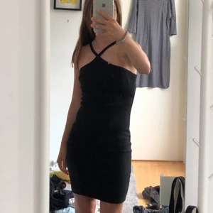 Klänning med kors - Säljer denna dösnygga klänningen som jag bara har använt en gång för har inga tillfällen där jag kan ha på mig den tyvärr. Storlek S och köpte den för 150kr men säljer 100kr❤️