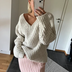 Grovstickad tröja  - Stickad tröja från zara, använd en gång. Perfekt nu t hösten! Stolek S men är oversize i modellen så passar allt upp till Xl beroende på hur man vill att den sitter:)