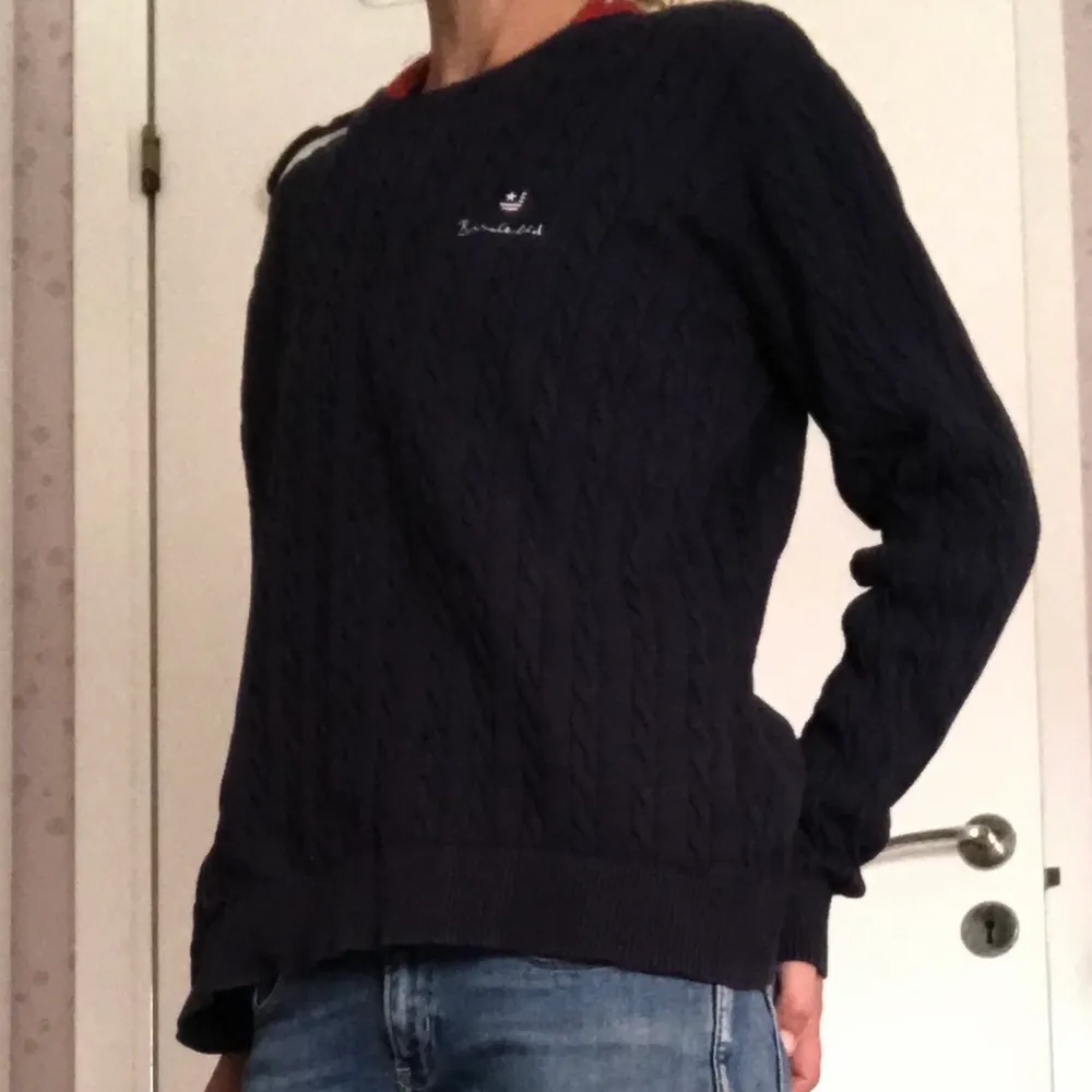 Snygg marinblå stickad tröja, från Bondelid  Stl L men tycker  att den passar även på mig som har S  Knappt använd . Stickat.