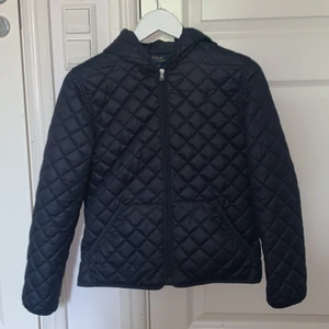 Polo Ralph Lauren jacka - Säljer denna snygga Polo Ralph Lauren jackan i marinblå färg. Snygg till vintern eller att ha i höst!💙 