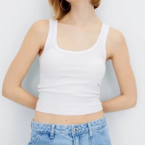 Vitt linne - Vitt linne från Stradivarius! Aldrig använd därav i nytt skick☺️ Smått genomskinlig.