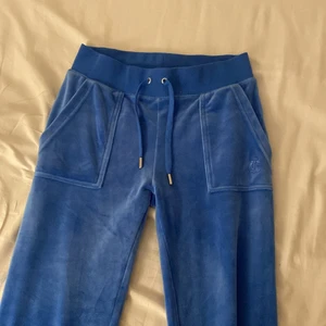 Juicy byxor  - Säljer dessa helt nya juicy byxor i storlek xs. De är i mörkblå och har endast använt de när jag testade de. Buda från 800 budgivningen tar slut på lördag halv fyra. OBS köparen betalar frakt💕 har även likadan i rosa på min profil 