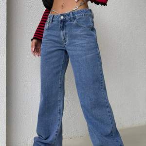 Blåa lågmidjade jeans i storlek xs 💗 Säkjer pga för långa i benen. De är helt oanvända och köptes för 219kr, priset kan diskuteras såklart 🫶 köparen står för frakt! Men jag kan även mötas upp. 