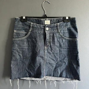 Calvin Klein denim minikjol - Calvin Klein denim minikjol med rå hem i storlek 27” midja 80cm! 