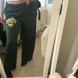 Byxor - Säljer dessa jättefina byxorna som är jättesköna och fina! Men som jag aldrig använt ❤️❤️Passar alla!! 