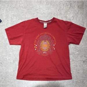 Vintage echo t shirt - Riktigt nice echo t shirt perfekt till sommaren med tryck på fram och baksidan. Tveka inte att skriva om du har några frågor priset kan alltid diskuteras👌 