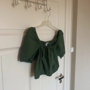 Topp från H&M  - Säljer denna fina toppen från hm. Oanvänd. Storlek S. 