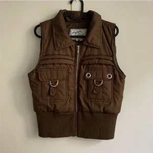 Brun väst - Jättegullig väst som tyvärr aldrig kommer till användning. Köptes på Plick men märket är Ashley står XL men är mer som en M 