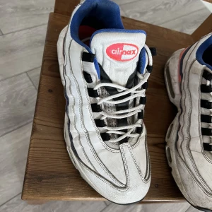 Nike air Max  - Dom är smutsiga endast men inga skador eller så använda Max 10 gånger köpte för mer än ett år sen  Ny pris 2900