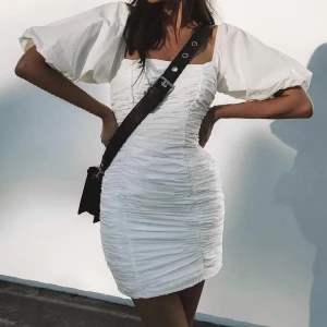 Vit klänning - Sååå fin studentklänning eller bara sommarklänning! Storlek 36 från princess polly🌸✨💐 endast använd på min student💌☀️